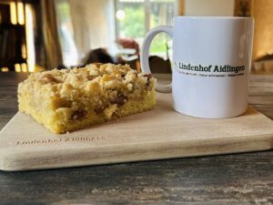 direkt im HofCafe selbst gebackenen Kuchen und Original Lindenhof's Kipfle